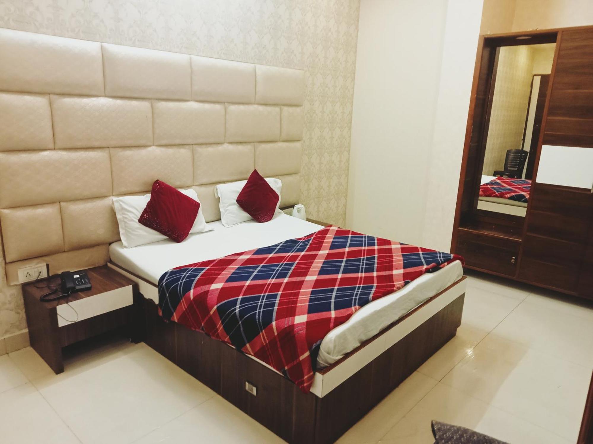 Hotel Robin Inn Амритсар Стая снимка